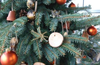 natural christmas tree decor