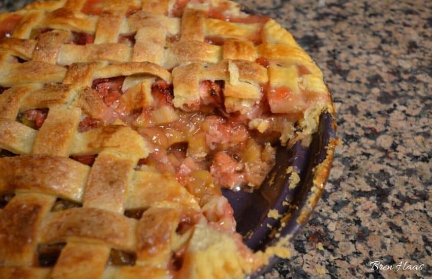 sweet and sticky rhubarb strawberry pie